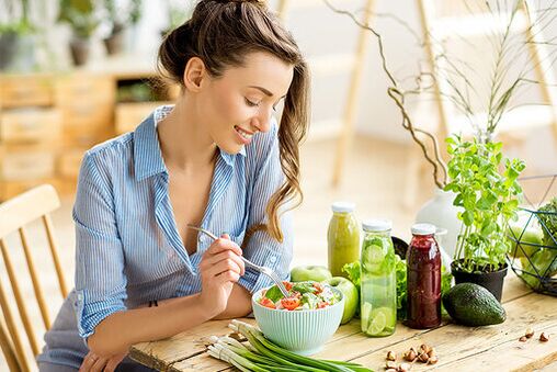 Das Mädchen isst einen Salat